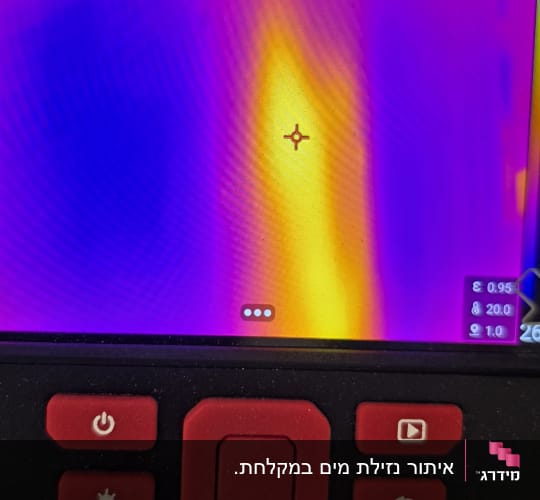 תמונה של מצלמה תרמית עם תצוגת חום